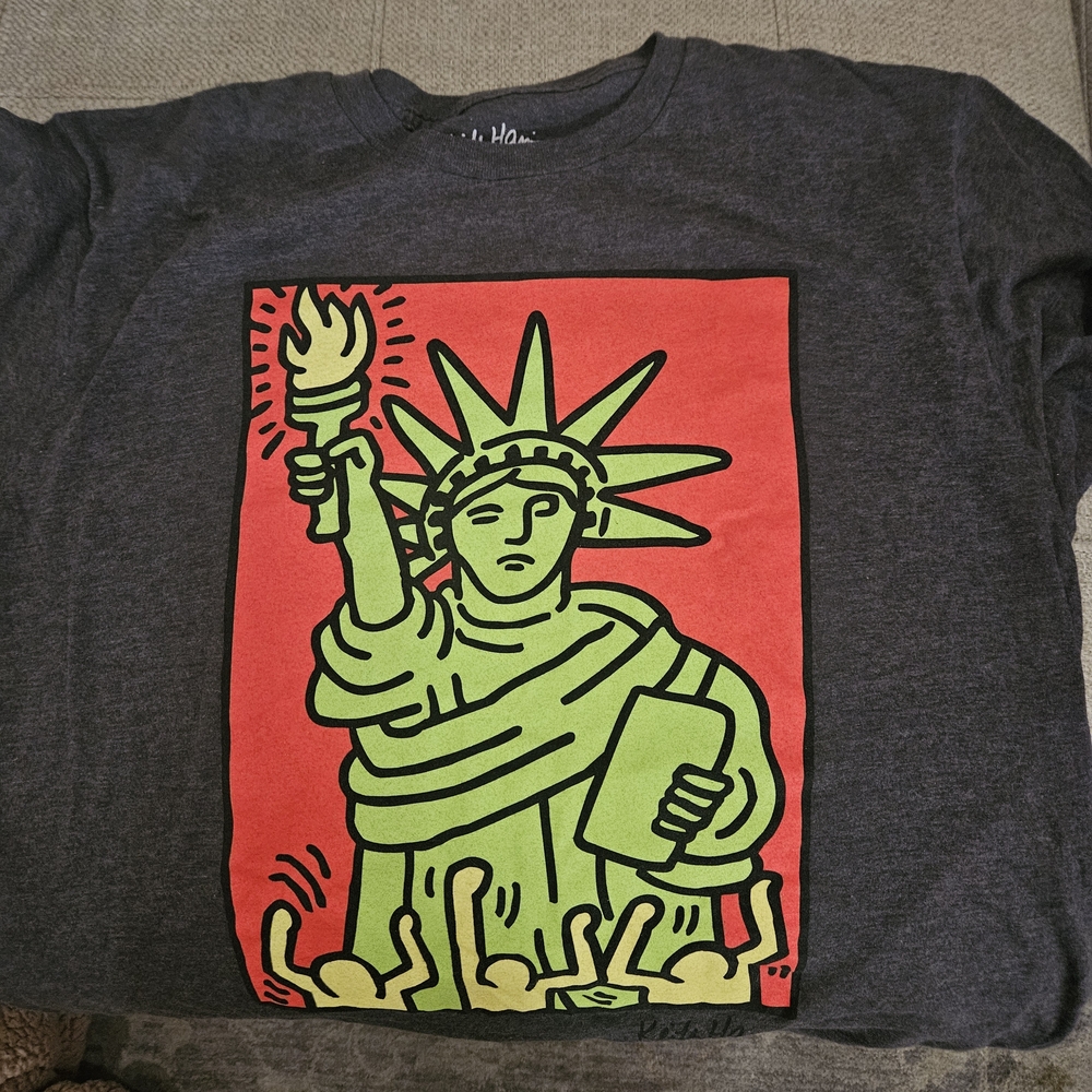 Gray Graphic Tee with Statue of Liberty Design